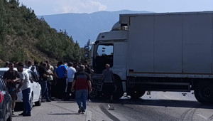 Bursada kamyon otomobile arkadan çarptı: 1 ölü, 2 yaralı