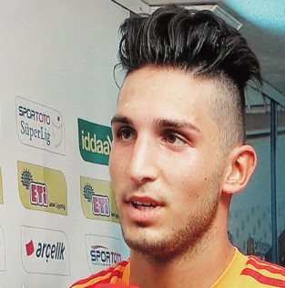 Meşe palamudu modeli saçlar üstüne çeşitleme