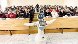 Tarihi lisede bir robot öğretmen