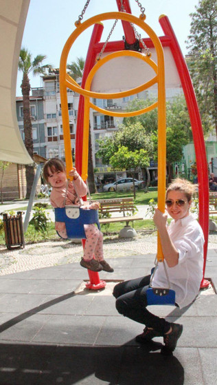 Salıncak keyfini birlikte yaşıyorlar