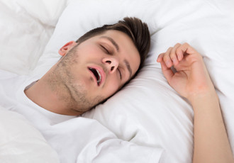 Çoğu insanda var ama önemsenmiyor... Uyku apnesi, beyinde mikrokanamalara neden olabilir