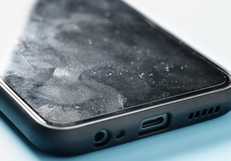 Telefonunuzu tuvalete götürüyorsanız bir kez daha düşünün: Ekranlarda bakteri sayısı 65 kat arttı