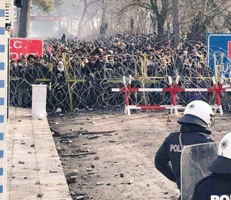 Atina sanık sandalyesinde