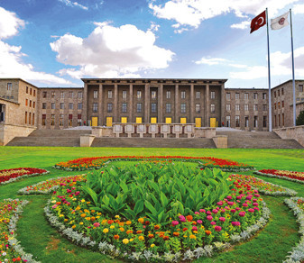 Atina sanık sandalyesinde