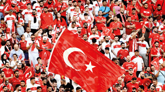 İşte Ay-Yıldızı tribünde desteklemenin maliyeti: Kişi başı temel giderler yaklaşık 130 bin TL'den başlıyor