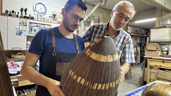 Üniversiteyi yarıda bıraktı! Marangoz babanın oğlu luthier oldu!