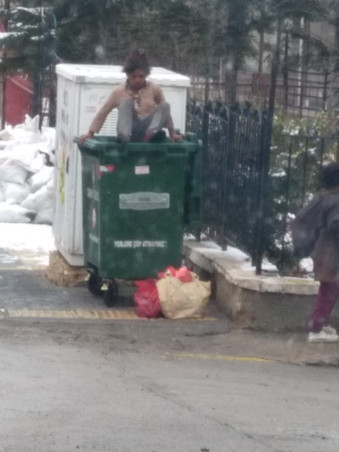 İnsanlar marketlerde dip dibe ama mezarlık ziyareti yasak