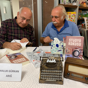Radyo dostları imza gününde buluştu