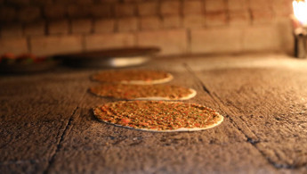 Antep lahmacunu tescilli tarifiyle pişirildi