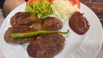 Hayraboludan Avrupa sofralarına uzanan lezzet: 43 yıllık tescilli Çerkezmüsellim pabuç köftesi