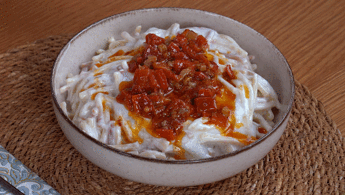 Köz biberli erişte salatası tarifi (Videolu)