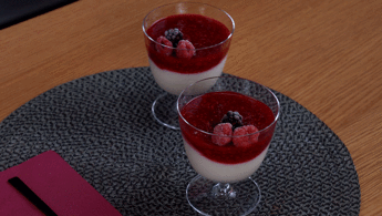 Frambuaz soslu muhallebi tarifi (Videolu)