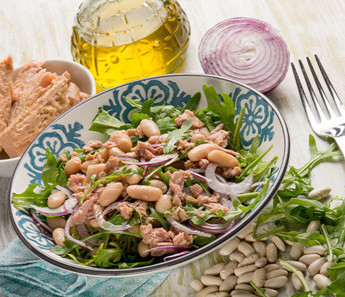 Ton balıklı beyaz fasulye salatası tarifi