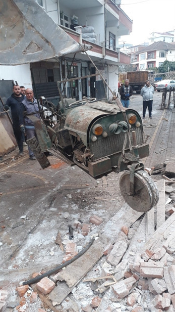 Yıkılan binadan milletvekilinin yaptığı traktör çıktı