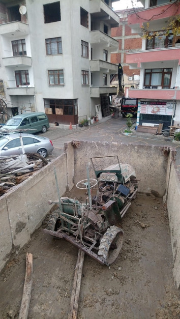 Yıkılan binadan milletvekilinin yaptığı traktör çıktı