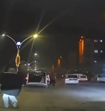 Gaziantepte trafikte korku dolu anlar: Seyir halindeki aracın bagajından düştü