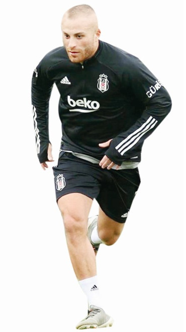 Bu masadaki tabaklarda sarma ve sigara böreği var ama iki meyve eksik