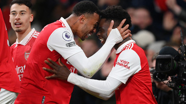 Arsenal, Manchester Unitedı 90da devirdi