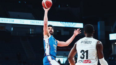 Anadolu Efes, Beşiktaş Emlakjete geçit vermedi