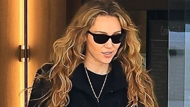 Ünlü yıldızın yeni aşk ve nişan sevincine gölge düştü... Seni daha 12 yaşımdayken ben doğurdum... Sonra da annen ve baban sandığın insanlara evlatlık verdim