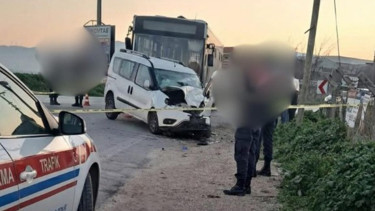İzmir’de otobüs ile ticari araç çarpıştı: 1 ölü, 2 yaralı