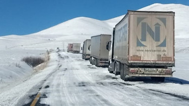 Kar bastırdı, yollar kapandı: Sürücülerin bekleyişi sürüyor