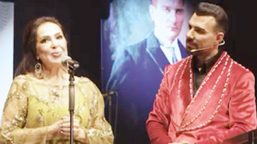 Türkan Sultan iyilik korosuyla sahnede