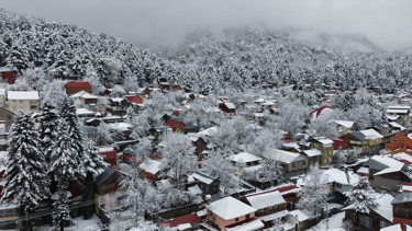 Kar ve sis bulutlarının büyüleyici görüntüsü Manzarayı görmek için bölgeye akın ettiler
