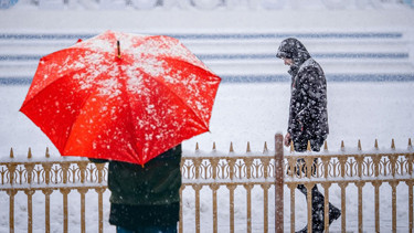 Meteorolojiden yeni kar uyarısı İstanbulda bazı bölgeler beyaza büründü | Bu illerde yaşayanlar dikkat