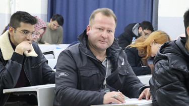 Öğrencilerden etkilendi, akademisyenlik yolunda ilerliyor Beni durakta görünce çok şaşırıyorlar