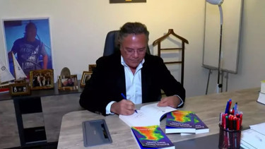 Oktar Asoğlu’nun yeni romanı ‘Kırmızı Deniz Mavi İnsan’ okurlarla buluştu