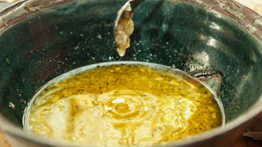 Yatmadan önce bir kaşık zeytinyağı ve limon içerseniz... Sağlık rutini mi, sosyal medya efsanesi mi