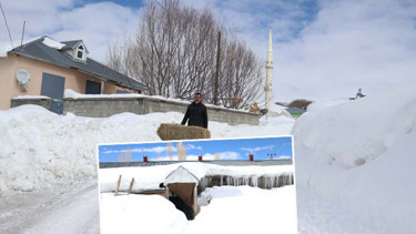 3 köy yoğun kar yağışının altında kaldı: Baharda kışı yaşıyorlar Kar evlerin boyunu aşmış, çatılar içinde kaybolmuş