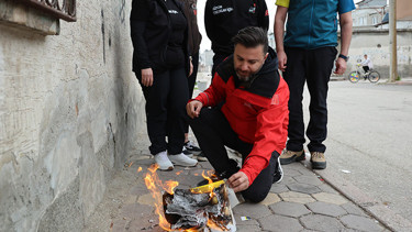 Ogün Abiden iyilik örneği: Borç defterini kaldırımda yaktı