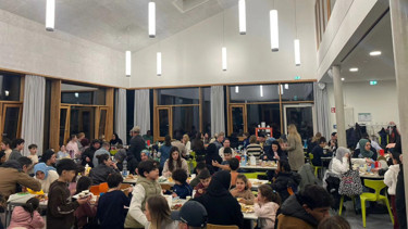 Pastorenweg İlkokulu’nda Türk-Alman velilerden ortak iftar