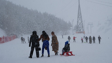 Kar yağışı bölgeyi terk etmiyor: Kayak merkezinde sezon 30 Nisana kadar uzadı