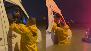 Adana’da sağanak hayatı felç etti…. Minibüste mahsur kalan çocuklar böyle kurtarıldı