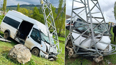 Hakkaride elektrik direğine çarpan minibüsteki 11 kişi yaralandı