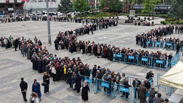Duyan koşup geldi: Kent meydanında vatandaşa ücretsiz dağıttılar İnsan zinciri havadan görüntülendi