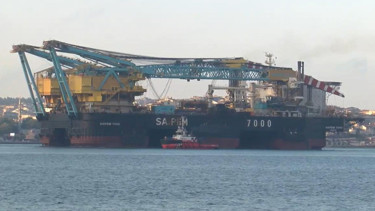 Dünyanın 3ncü büyük yarı batık vinç gemisi, İstanbul Boğazından geçiyor