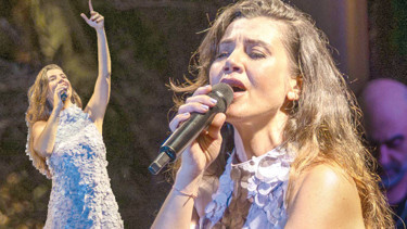 Gökçe Bahadır bebeğiyle sahnede