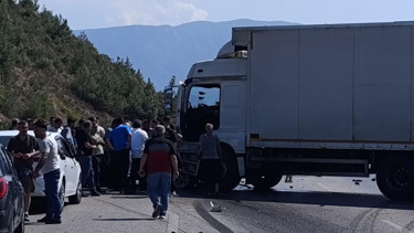 Bursada kamyon otomobile arkadan çarptı: 1 ölü, 2 yaralı