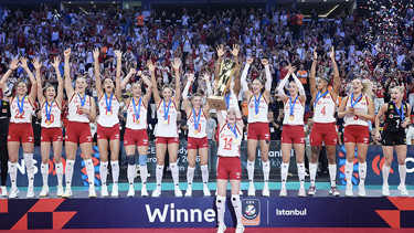 Bakan Bak, Avrupa şampiyonu A Milli Kadın Voleybol Takımını tebrik etti