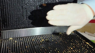 Okul kantininde skandal manzara: SKTsi 1 yıl geçmiş döner ve paslı tost makinesi isyan ettirdi