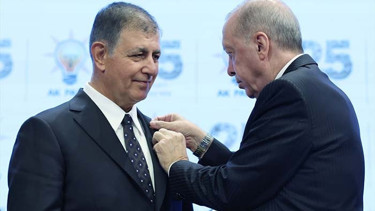İzmir, AK Partiye geçti Cumhurbaşkanı Erdoğan, Cemil Tugaya rozet taktı