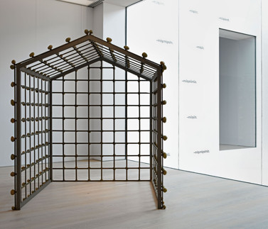 Solda:Sigmar Polke-Patates Ev, Sağda:Ayşe Erkmen-Evde