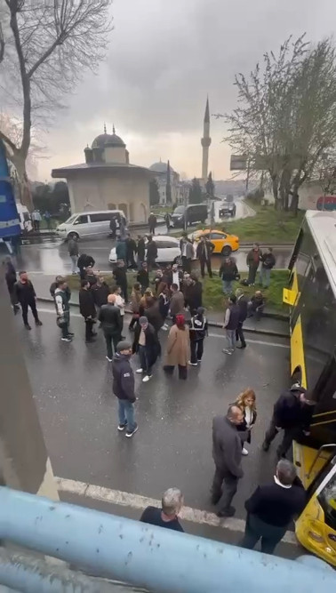 Karaköyde İETT otobüsü kaza yaptı, yol trafiğe kapandı