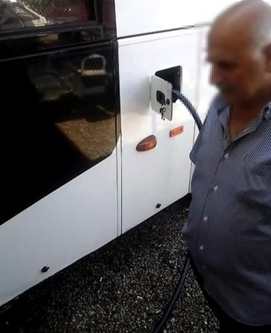 Herkesin gözü önünde depoya 10 numara yağ doldurdu