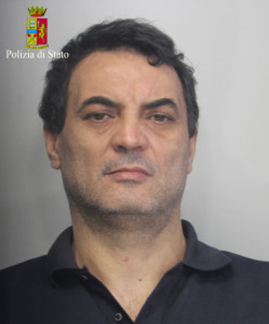 Kaçak mafya babasını dolapta buldular