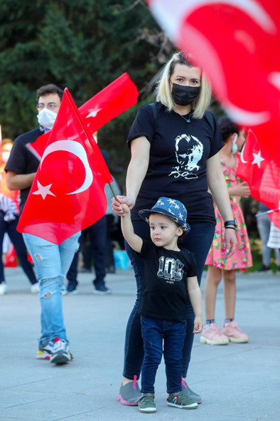 Büyük coşku evlere sığmadı